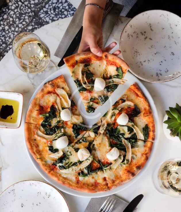 Artichoke spinach pizza